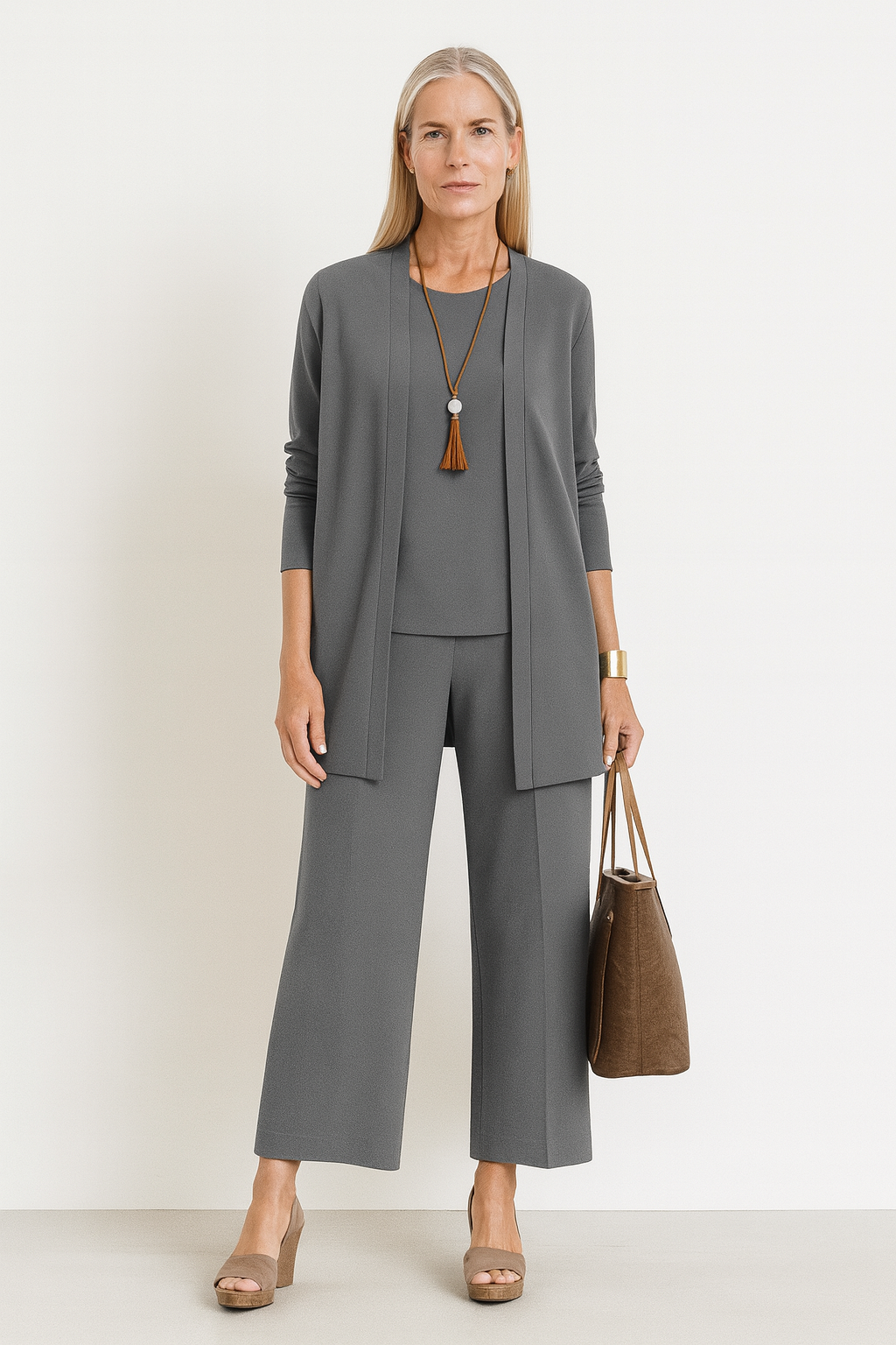 Conjunto de mujer elegante: cárdigan de manga larga y pantalón ancho. Moda cómoda para primavera.