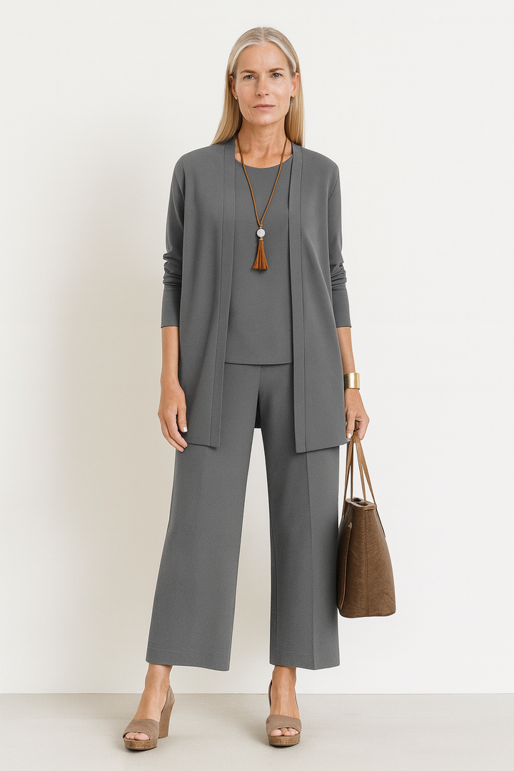 Conjunto de mujer elegante: cárdigan de manga larga y pantalón ancho. Moda cómoda para primavera.