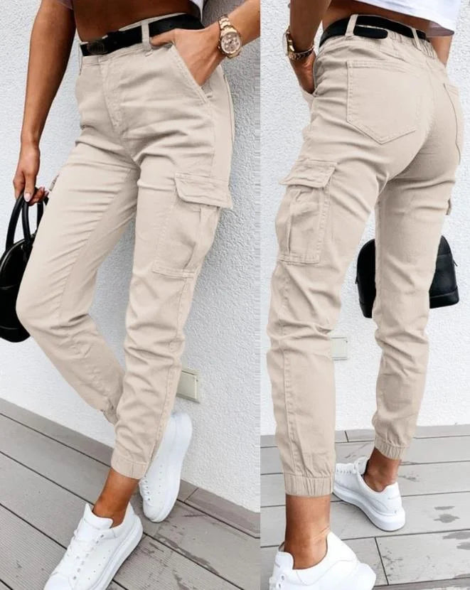 Pantalón cargo holgado de mujer con múltiples bolsillos y cinturón ajustable para moda casual.
