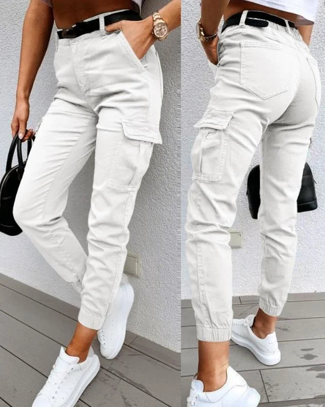 Pantalón cargo holgado para mujer con cinturón ajustable, ideal para look casual de verano.