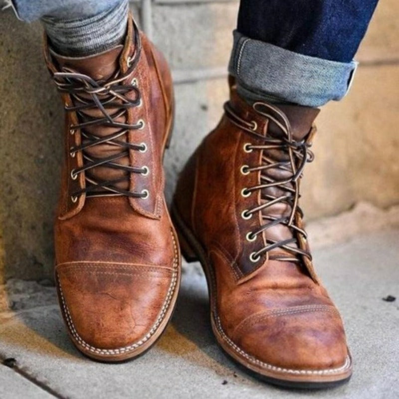 Botines elegantes para hombres, color oscuro, ideales para otoño/invierno. Calzado de moda masculina, cómodo y versátil.