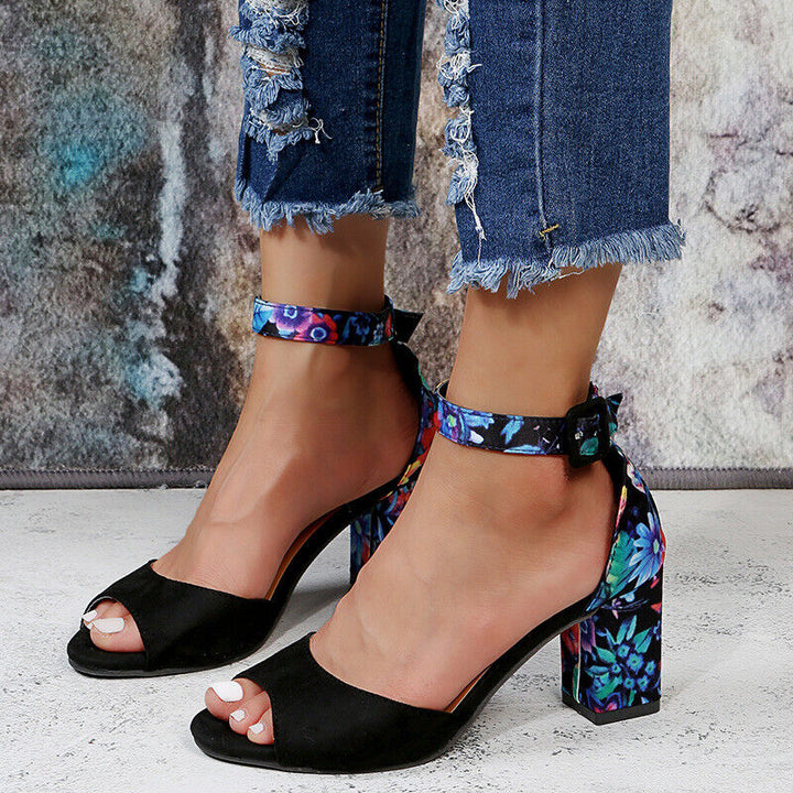 Elegantes sandalias de mujer con tacón ancho y pulsera ajustable al tobillo, ideales para cualquier ocasión.