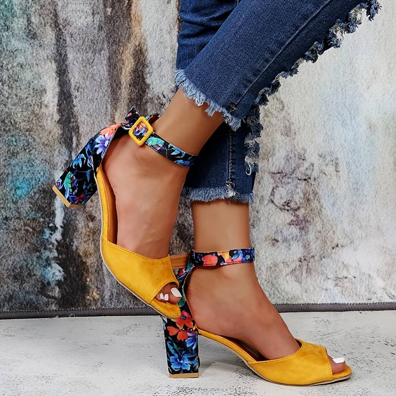 Calzado de mujer: sandalias de moda con tacón ancho estable, punta abierta y pulsera al tobillo, perfectas para fiesta.