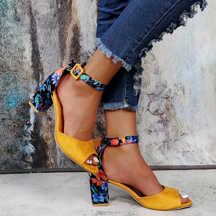 Calzado de mujer: sandalias de moda con tacón ancho estable, punta abierta y pulsera al tobillo, perfectas para fiesta.