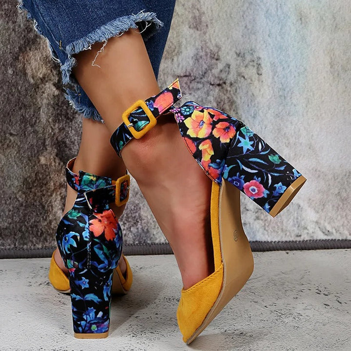 Sandalias femeninas de tacón ancho, diseño con punta abierta y pulsera al tobillo. Calzado versátil y chic.