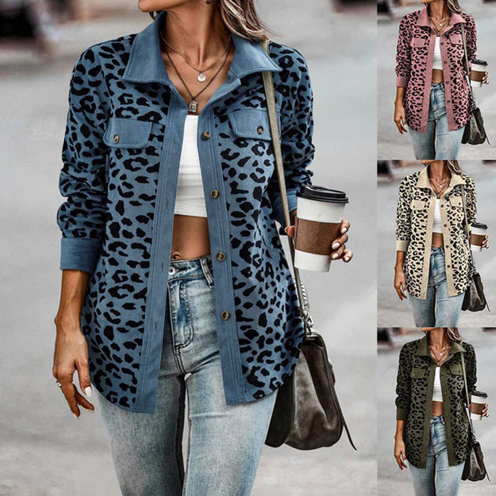 Blazer entallada de leopardo para mujer, estilo audaz y elegante. Perfecta para moda de oficina o casual.
