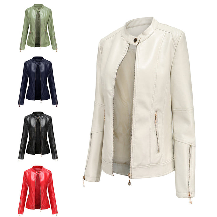 Chaqueta sencilla y elegante de mujer, cuello redondo y botones, que define un estilo sofisticado.