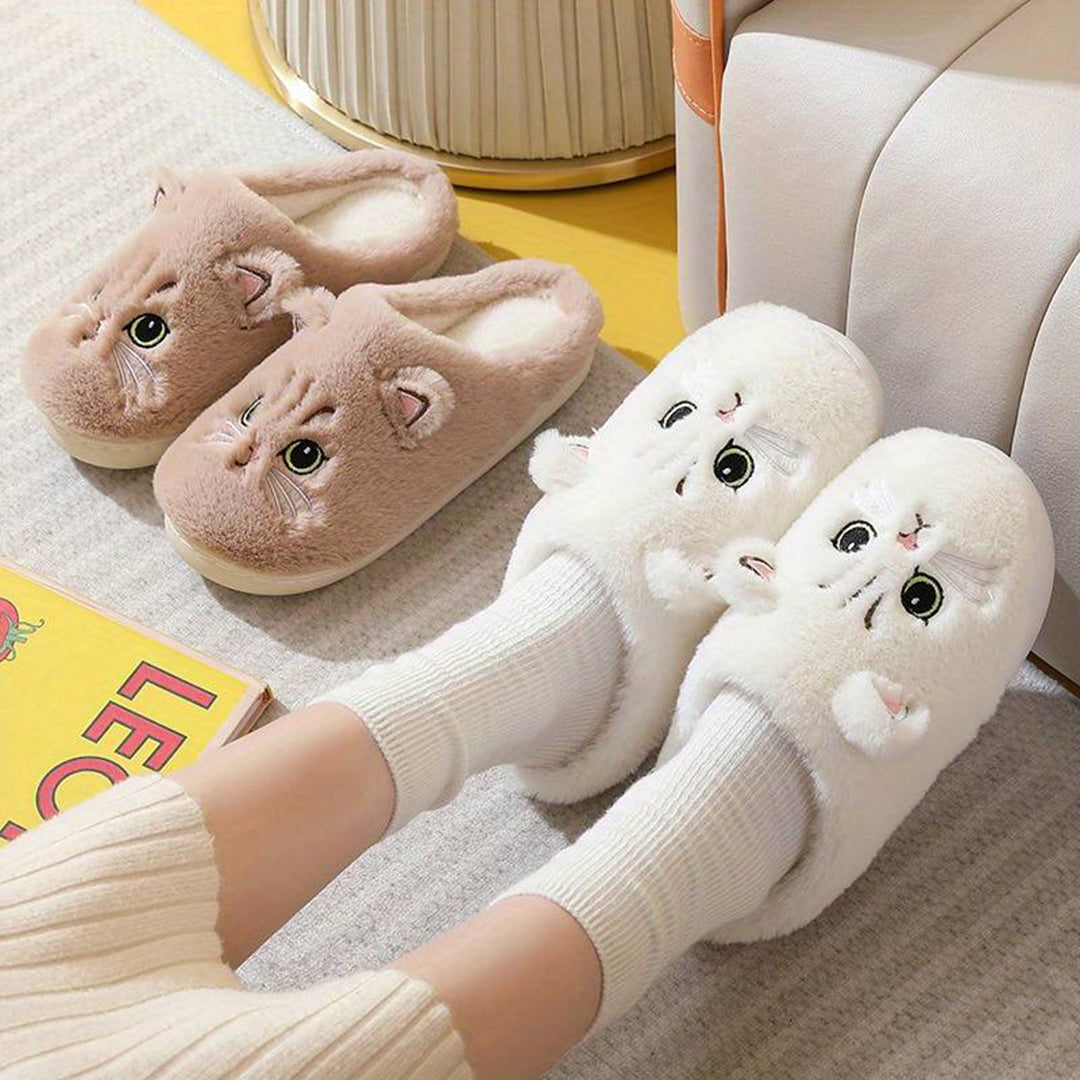 Primer plano de zapatillas de casa de gato para mujer, mostrando el material cálido y la calidad.