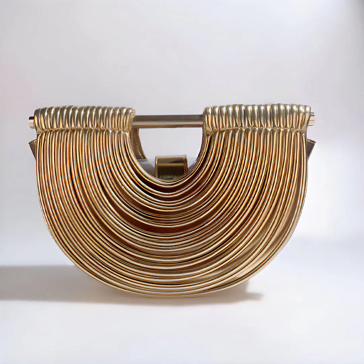 Mujer luciendo bolso de fiesta media luna, accesorio chic y elegante para un look de noche.