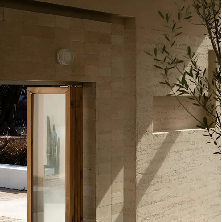 Aplique de pared LED redondo moderno para cocina. Iluminación neutra que complementa el diseño interior.