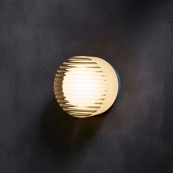 Aplique de pared LED redondo con luz cálida. Perfecto para crear una atmósfera acogedora en cualquier habitación.