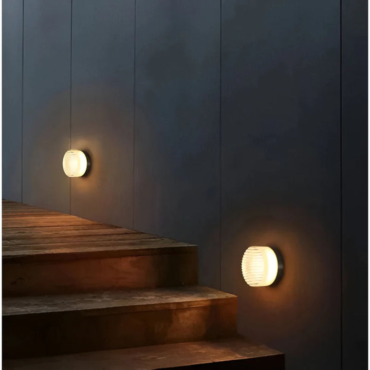 Aplique de pared redondo LED para pasillo. Luz fría para un estilo contemporáneo y una iluminación clara.