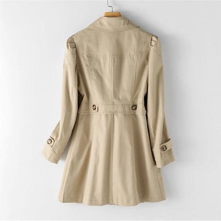 Gabardina de mujer con solapa y botones. Abrigo entallado elegante, perfecto para vestir con estilo en entretiempo.