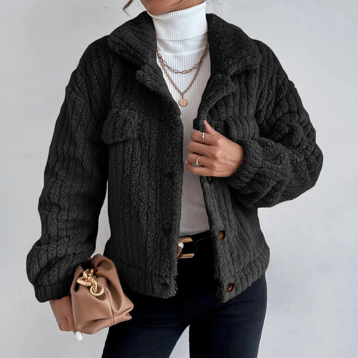 Abrigo elegante de mujer con bolsillos, ideal para estilo diario y oficina. Moda de invierno cómoda y versátil.