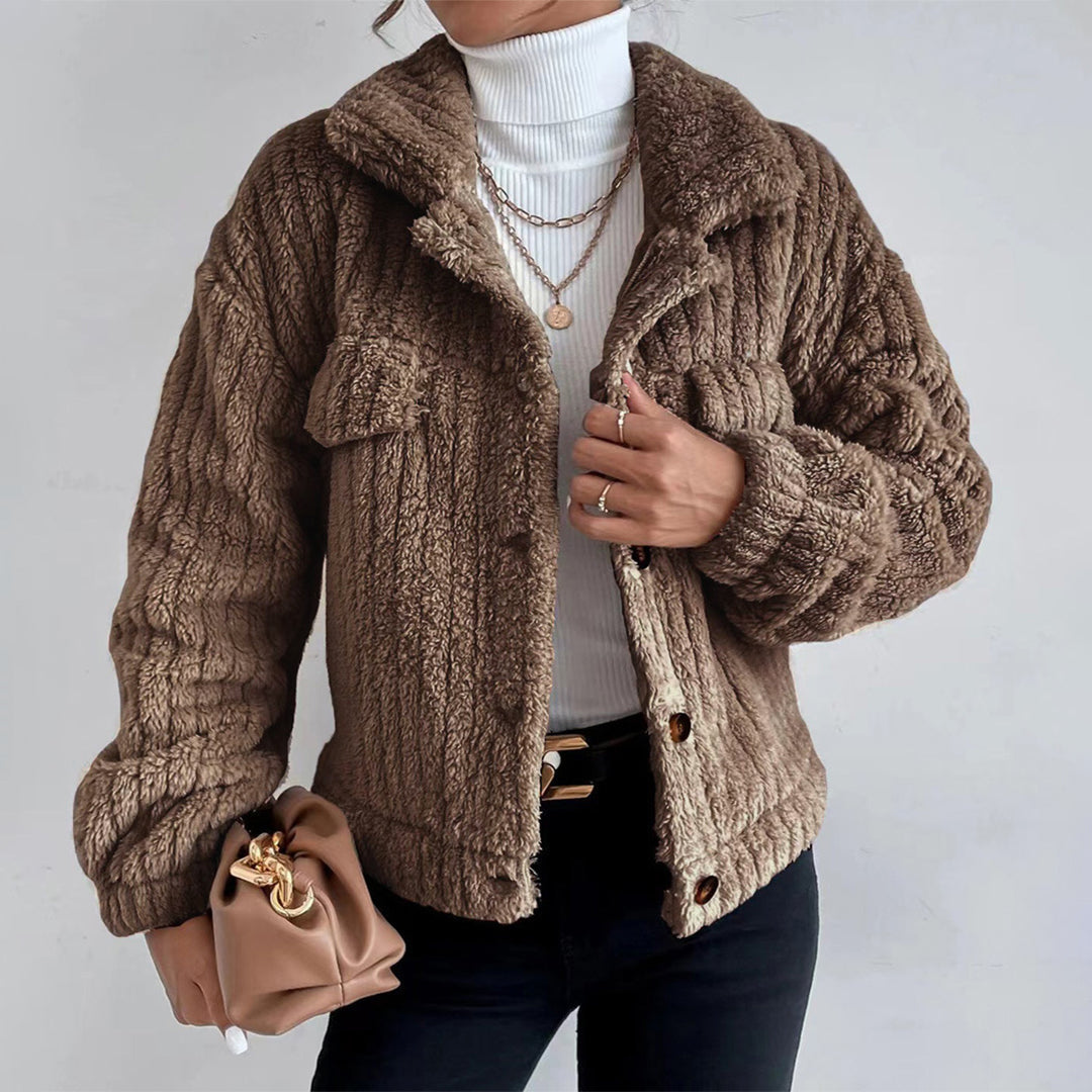 Abrigo de mujer elegante para oficina o casual. Con bolsillos y estilo moderno para vestir con calidez en invierno.