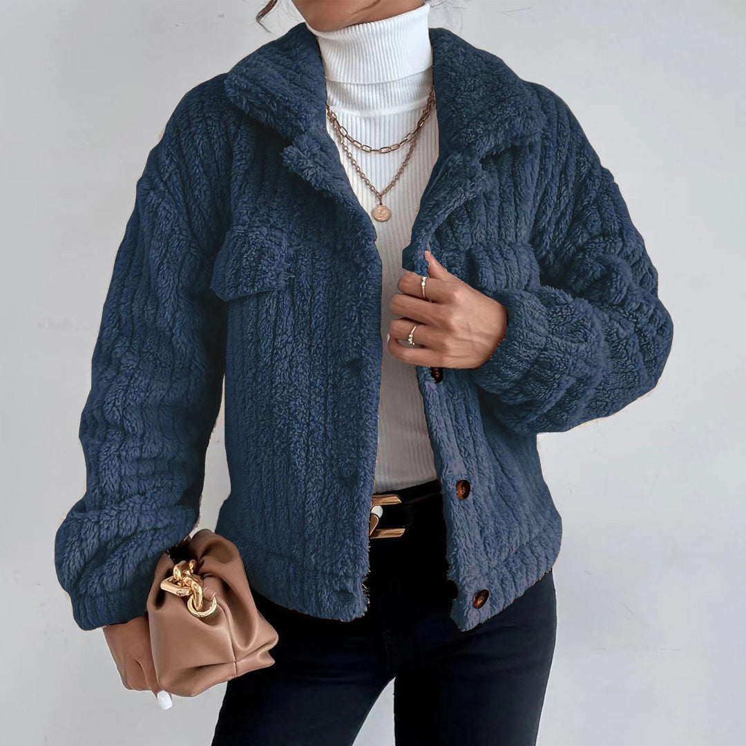 Abrigo de mujer elegante con bolsillos, ideal para invierno. Estilo diario y moda casual que te protege del frío.