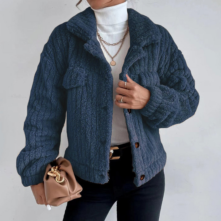 Abrigo de mujer elegante con bolsillos, ideal para invierno. Estilo diario y moda casual que te protege del frío.