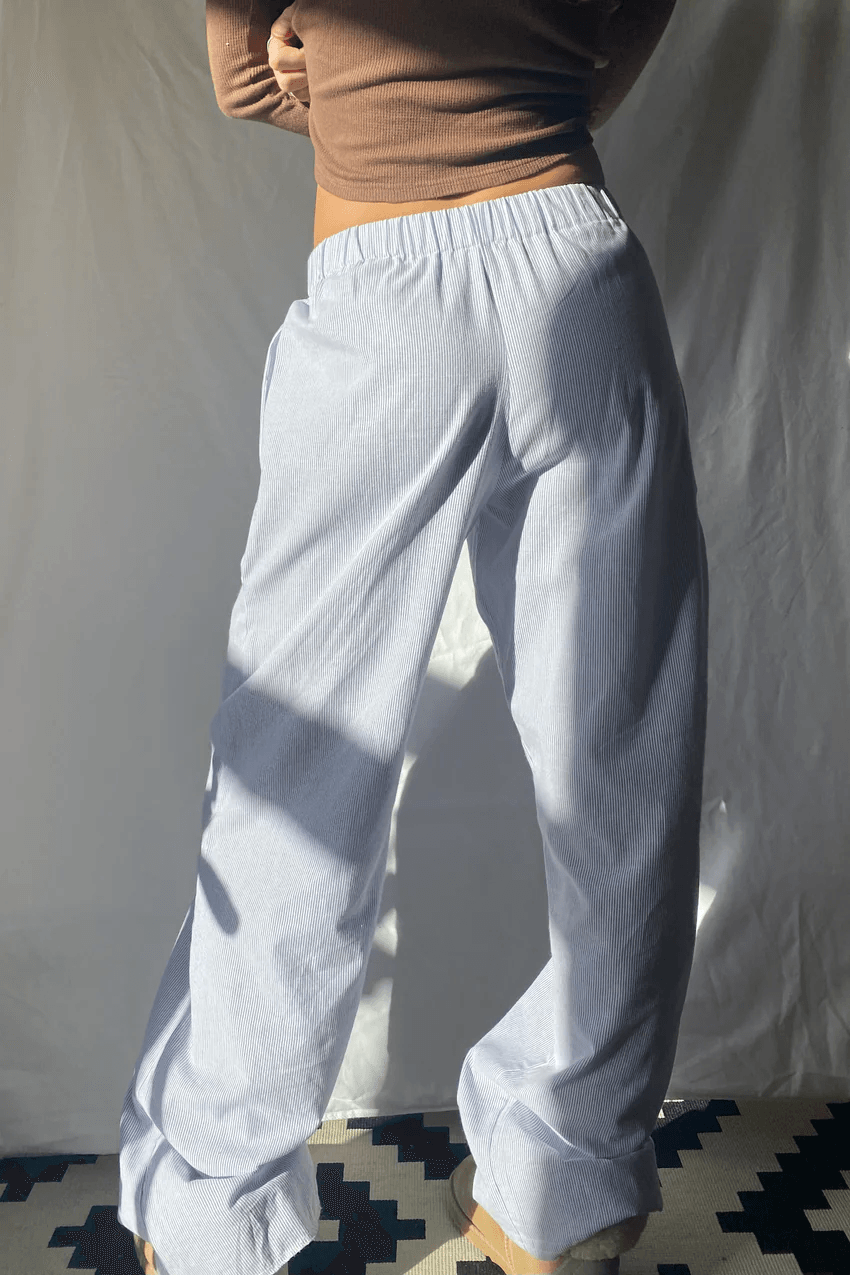 Pantalón lounge casual de mujer, estilo versátil para descanso o uso diario, disponible en varios colores.