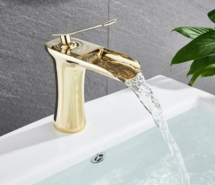 Grifo moderno de baño tipo cascada, con control monomando, para un uso cómodo y chic.