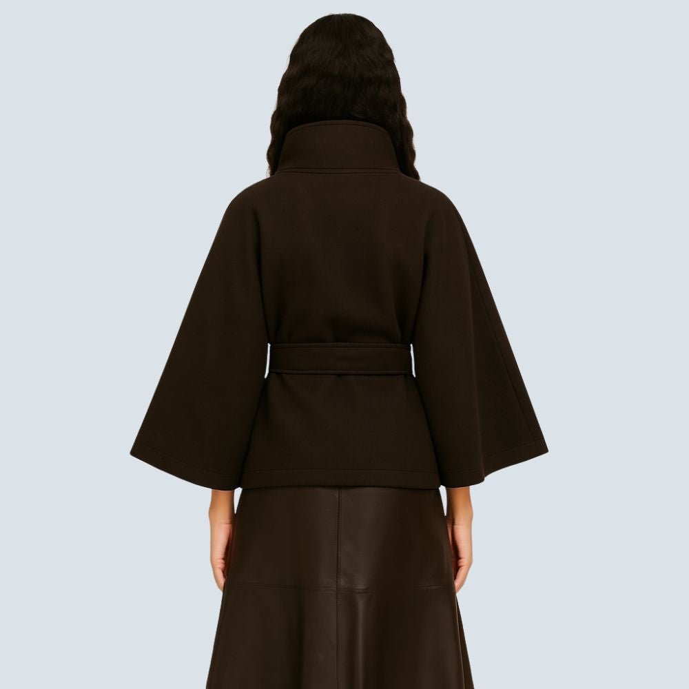Capa abrigo marrón de mujer con cinturón y cuello alto, ideal para looks elegantes de invierno.