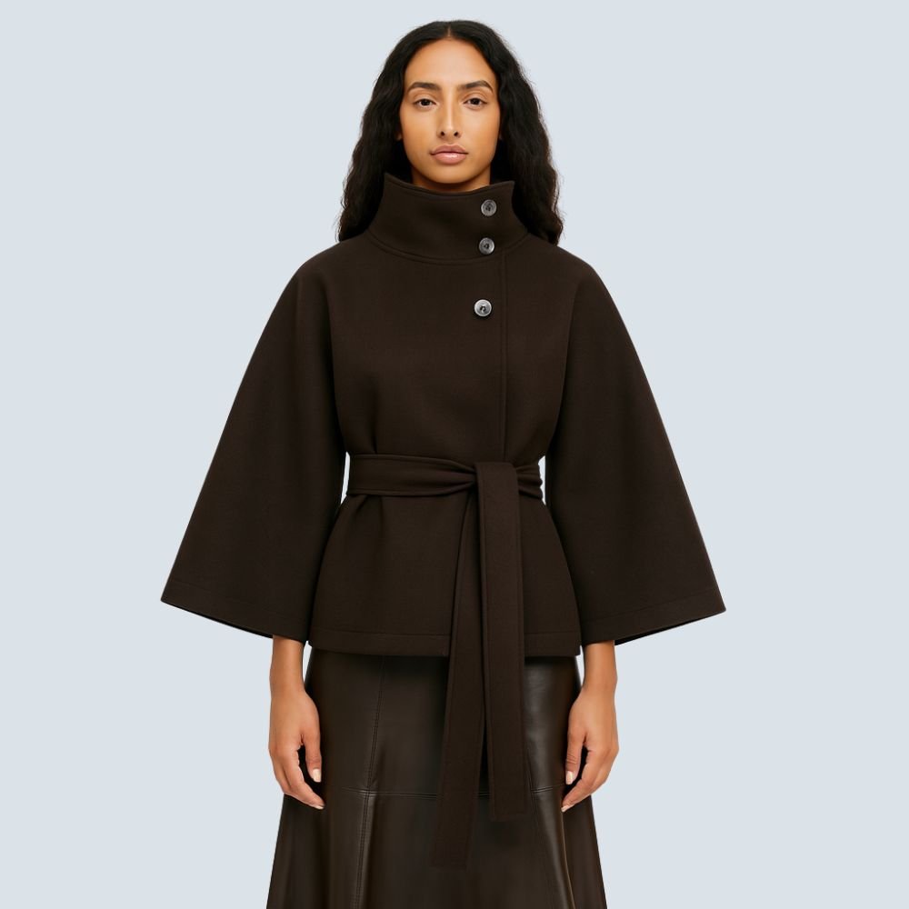 Abrigo de capa corto marrón para mujer, estilo elegante informal de otoño.