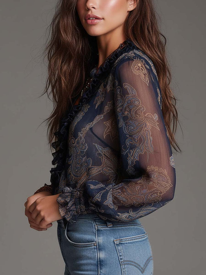 Detalle del estampado paisley en blusa de mujer, con cuello V y manga larga. Diseño vibrante y moderno.