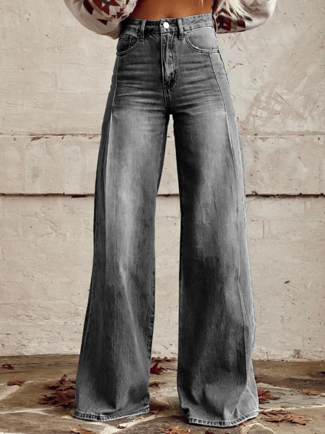 Pantalones vaqueros gris mujer tiro alto, pierna ancha, denim, ideales para un look casual y cómodo.