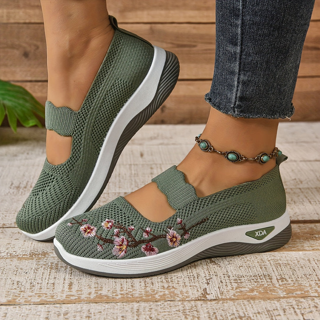 Cómodas zapatillas de punto florales Mary Jane para mujer. Ideales para un look casual de primavera.