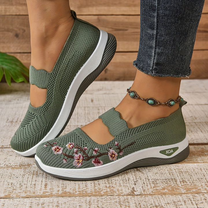 Cómodas zapatillas de punto florales Mary Jane para mujer. Ideales para un look casual de primavera.