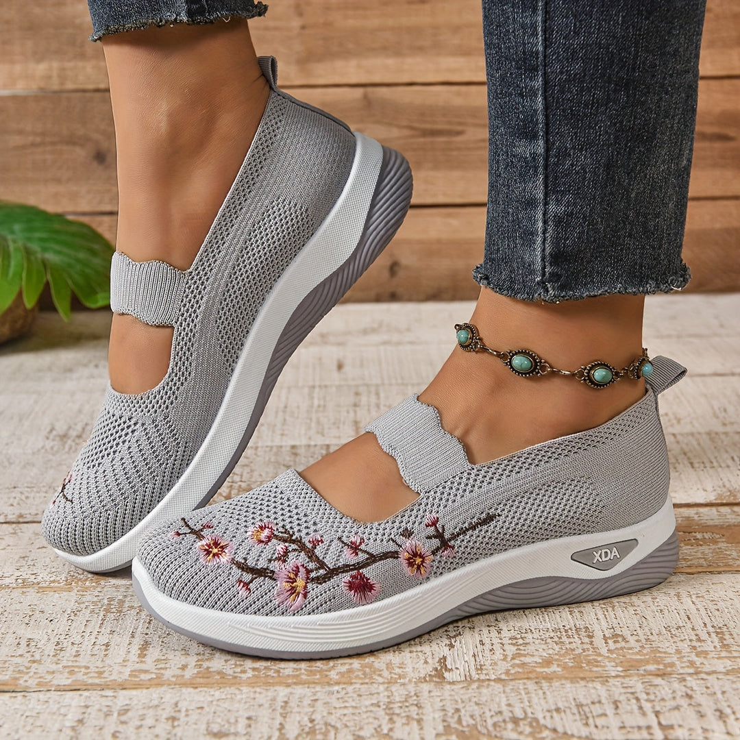 Zapatillas florales Mary Jane de punto para mujer. Con diseño vibrante, estilo casual de primavera.
