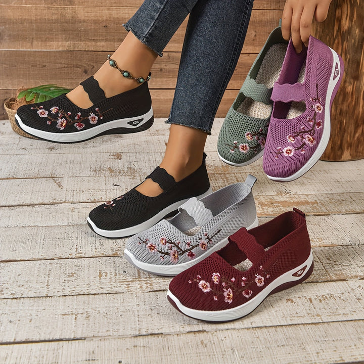 Zapatillas de punto Mary Jane con estampado floral. Cómodas y casuales para la mujer en primavera.