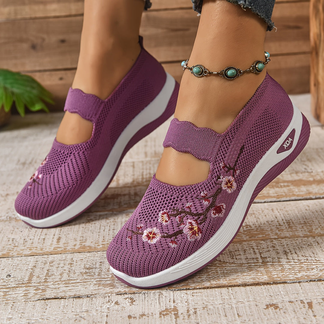 Diseño floral en zapatillas de punto Mary Jane para mujer. Calzado casual slip-on, ideal para primavera.
