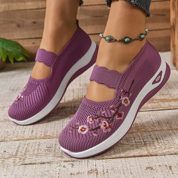 Diseño floral en zapatillas de punto Mary Jane para mujer. Calzado casual slip-on, ideal para primavera.