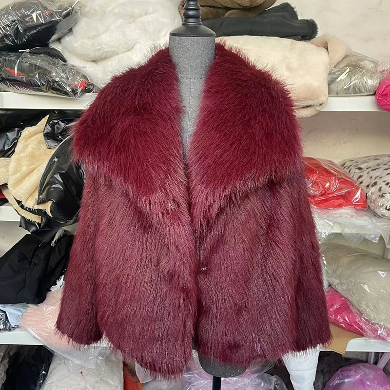 Detalle de abrigo de mujer, corte corto y esponjoso, moda de invierno versátil.