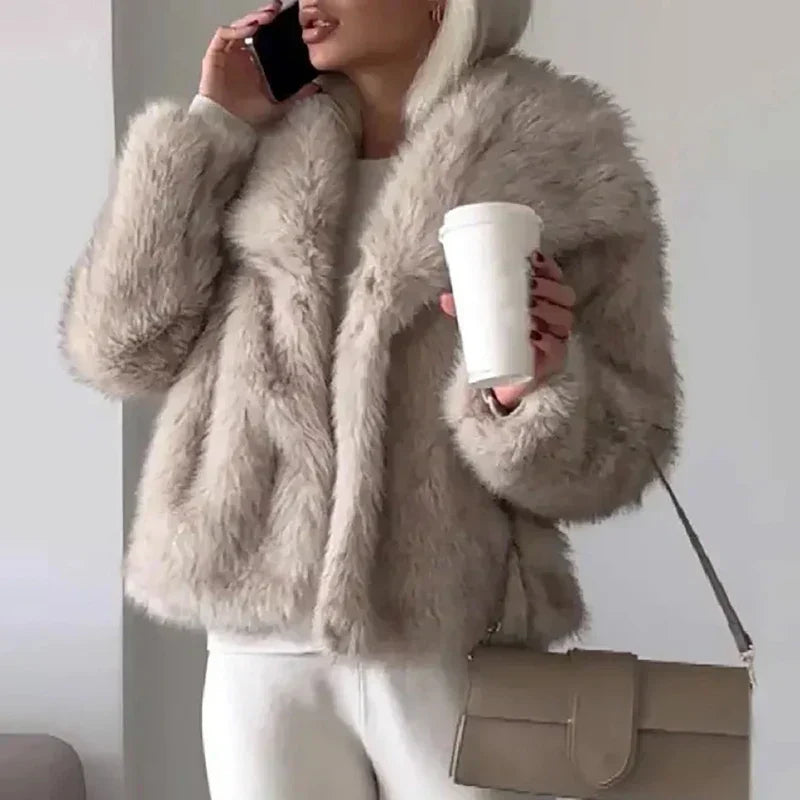 Chaqueta de mujer oversized, estilo elegante y corto, perfecta para días fríos.