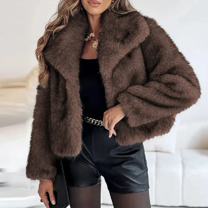 Modelo luciendo abrigo corto esponjoso de mujer, tendencia casual y cómoda.