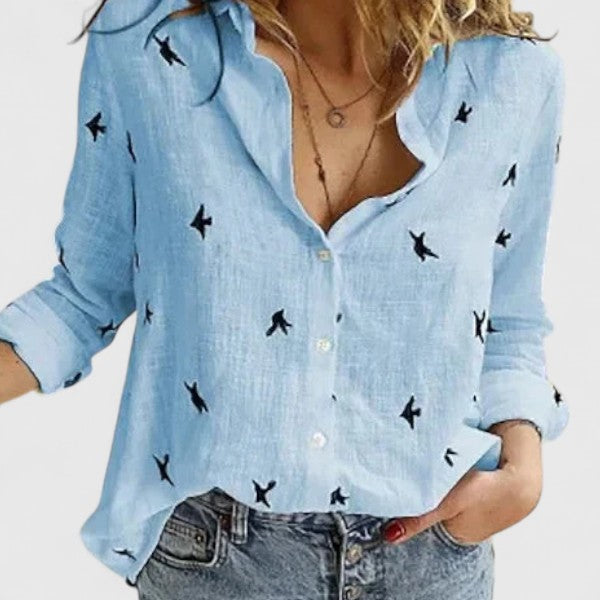 Cómoda camisa de mujer manga larga con cuello V y botones de nácar. Perfecta para un estilo femenino y relajado.