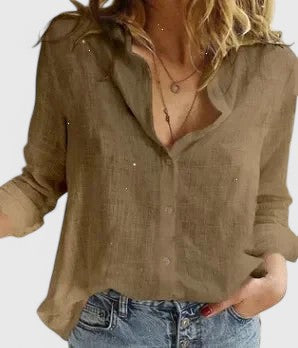 Camisa de moda femenina con botones de nácar y manga larga. Diseño con cuello V, ideal para look de otoño.