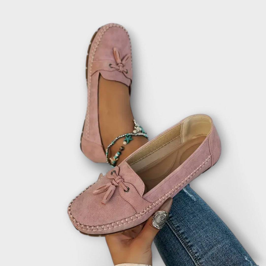 Mocasines de mujer de ante suave con flecos decorativos y tobillera. Estilo casual y moderno para cualquier ocasión.