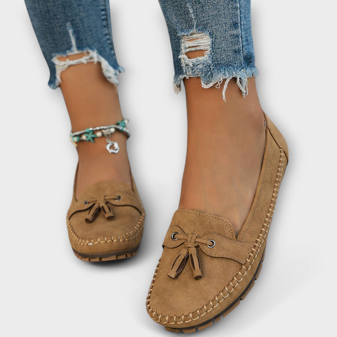 Calzado de mujer: mocasines de ante con flecos y tobillera, perfectos para primavera y otoño. Comodidad y estilo casual.