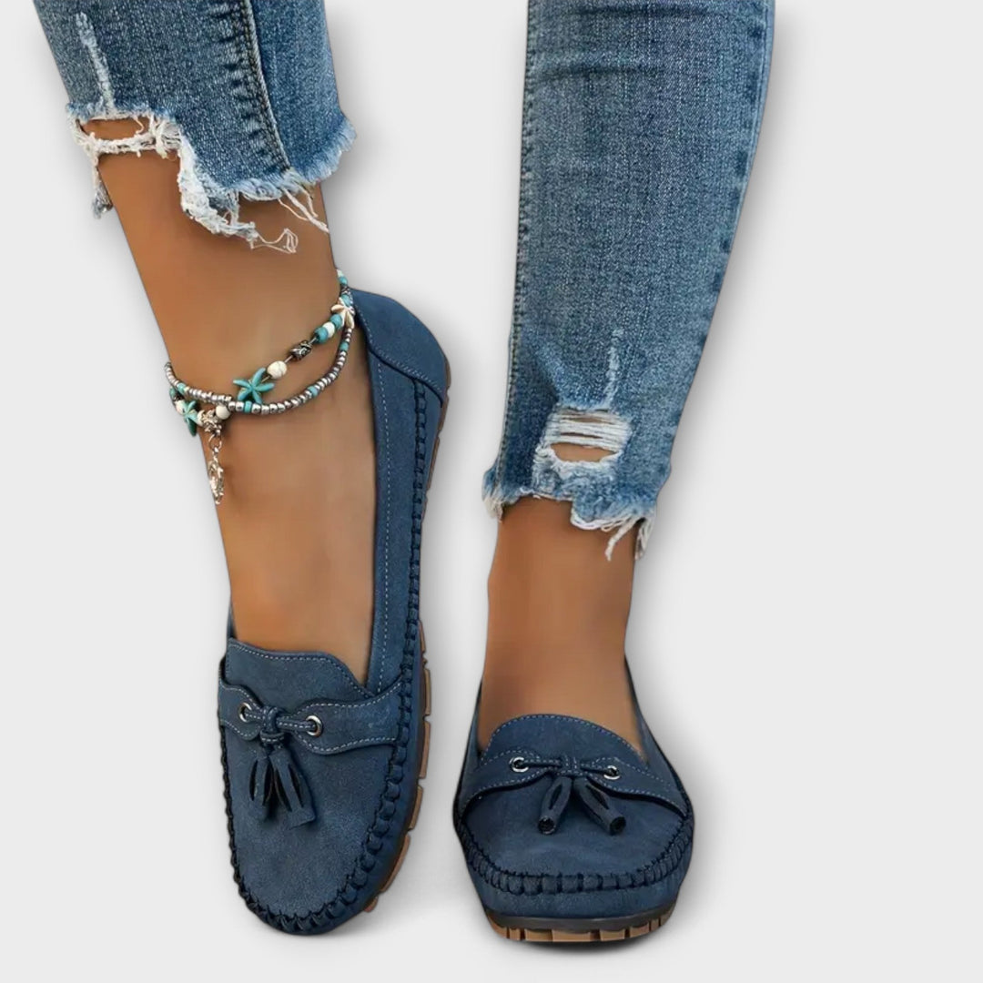 Mocasines casuales de ante para mujer, con flecos y un toque elegante de tobillera. Calzado versátil y cómodo.