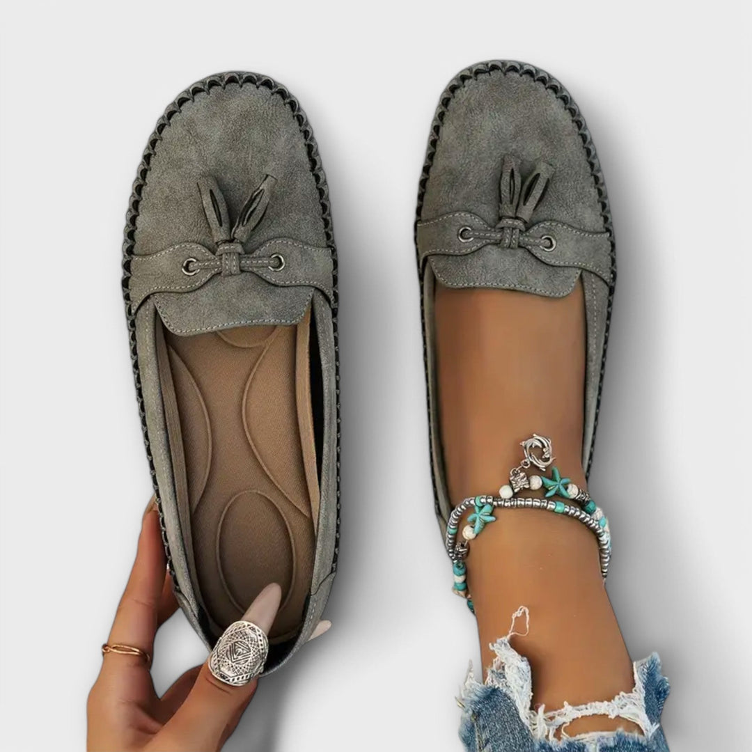 Mocasines de ante para mujer con flecos y tobillera. Calzado cómodo y chic, ideal para el estilo casual de primavera.