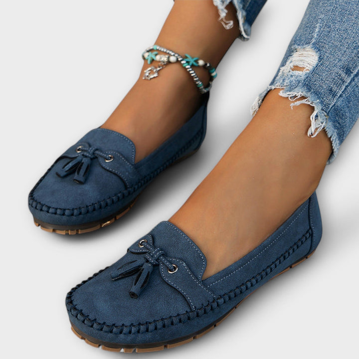Mocasines de ante para mujer con flecos y tobillera, ideales para un look casual de primavera-otoño. Calzado cómodo.
