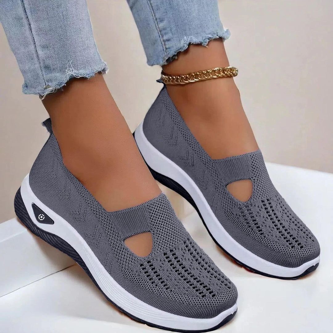 Detalles perforados en zapatillas de mujer de punto, que ofrecen ventilación y confort para el día.