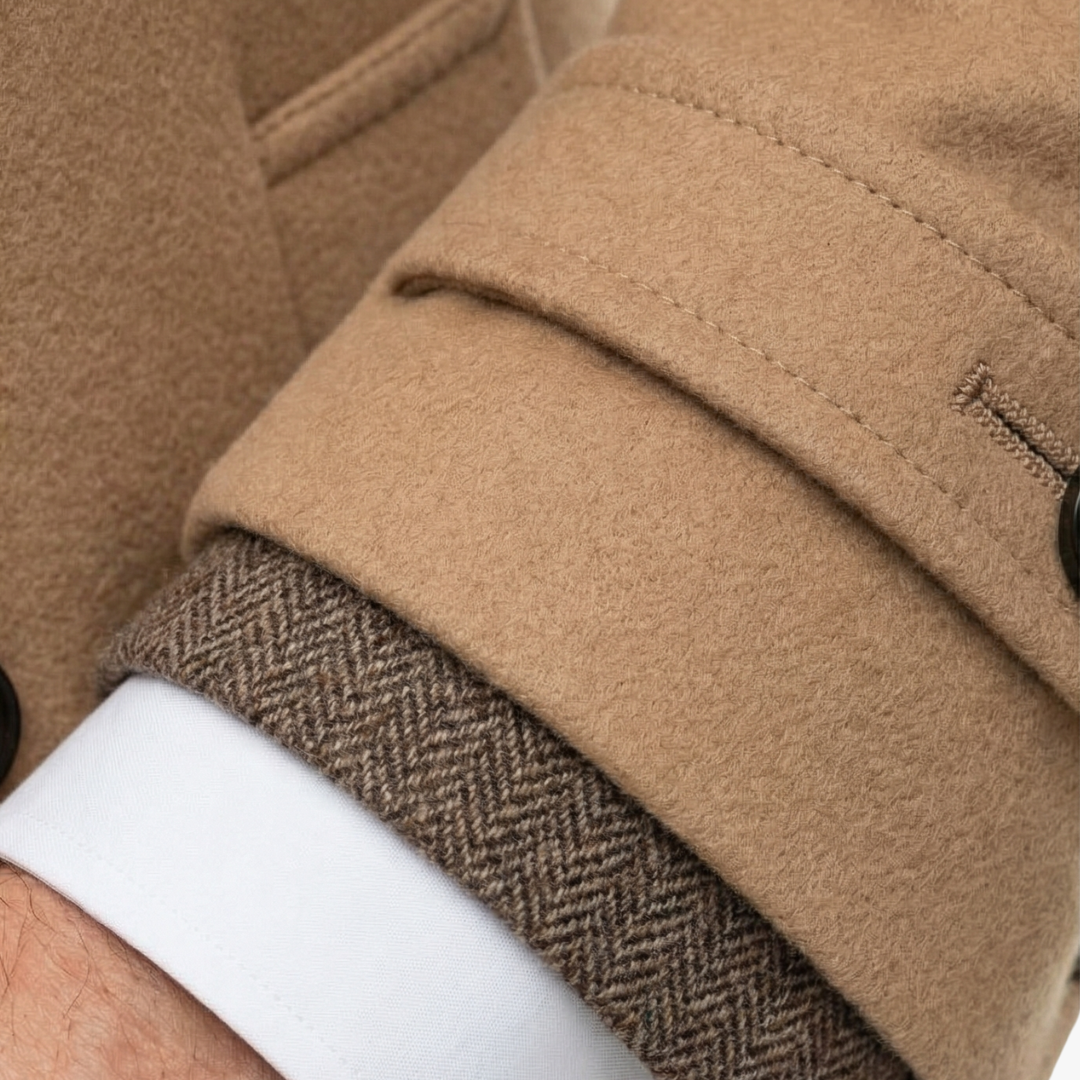 Abrigo de hombre formal con doble botonadura, ideal para ocasiones elegantes en invierno. Moda masculina clásica.
