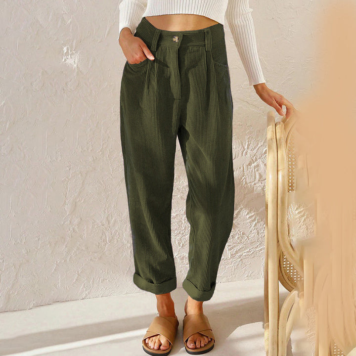 Conjunto: Mujer vistiendo pantalón elegante, cómodo, para oficina o salida casual.