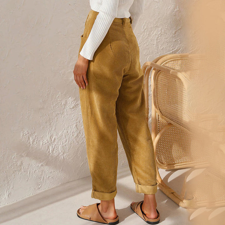 Textura: Pantalón de mujer suave, tela otoño/invierno, look elegante casual.