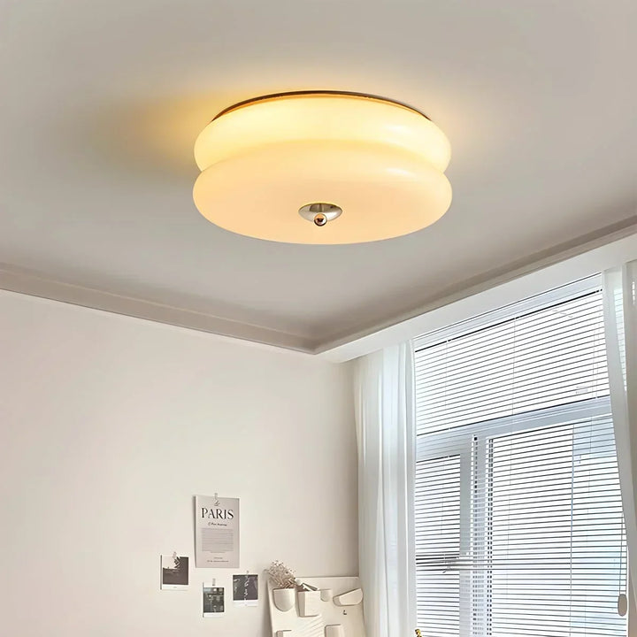 Elegante lámpara de techo geométrica, estilo Art Decó para iluminación interior.