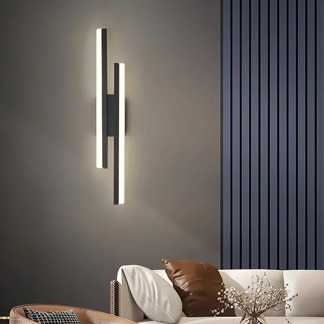 Decoración interior con lámpara de pared LED minimalista en H. Diseño moderno y fácil instalación.