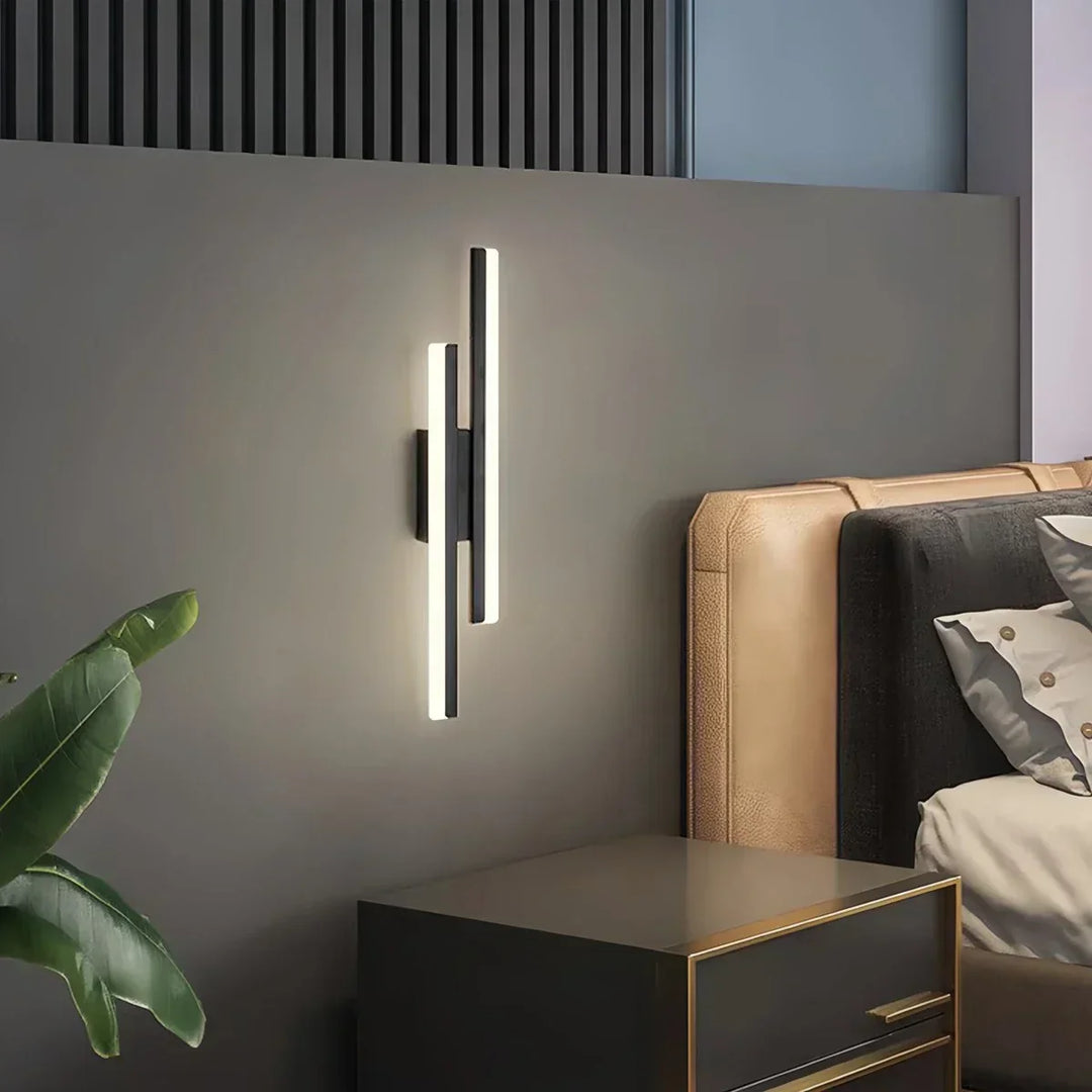 Ilumina tu hogar con esta lámpara de pared LED de diseño en H. Estética moderna y limpia.